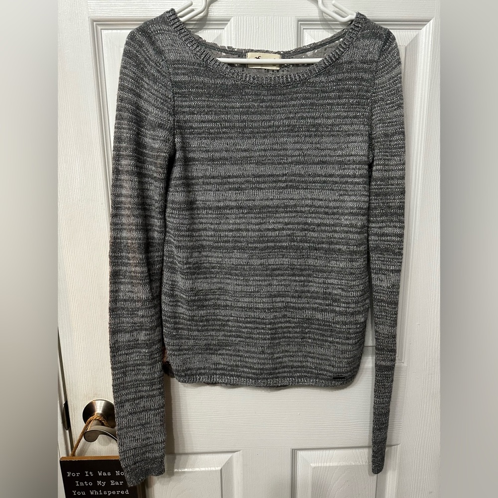 ⭐️ Hollister women’s lace back grey sweater. Size small